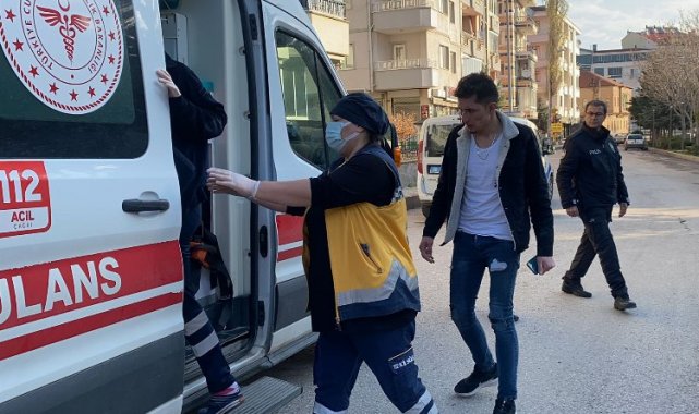 Afganlı gencin cüzdanını gasp ettiler