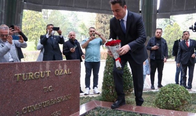 Babacan'dan Özal'ın kabrine ziyaret
