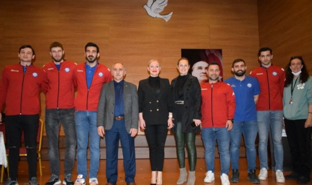 Bursa Nilüferli hentbolcular öğrencilerle buluştu