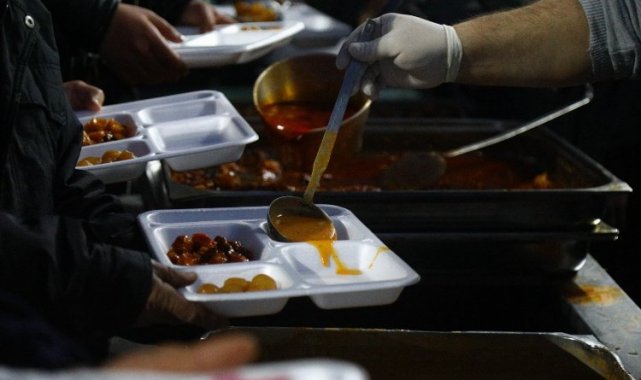 Gaziantep Büyükşehir her gün bir mahallede iftarlık yemek dağıtıyor