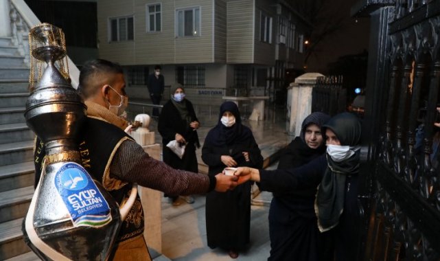 İstanbul Eyüpsultan'da teravih namazı sonrası şerbet ikramı