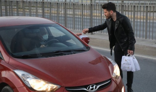 İstanbul Eyüpsultan'da trafikte kalan sürücülere iftariyelik