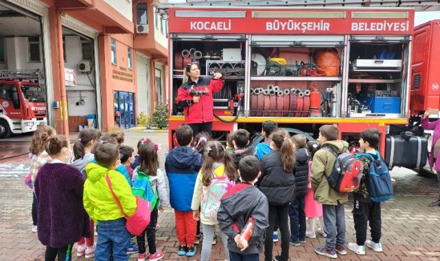 Kocaeli'nde minik öğrencilere İtfaiyecilik anlatıldı