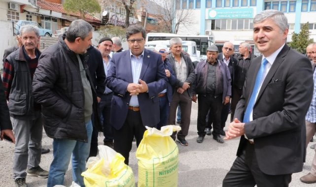 Manisa'da gübre dağıtımı devam ediyor