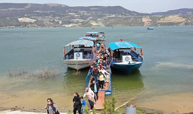 Zümrüt Yeşili Arapapıştı Kanyonu Ziyaretçilerini Ağırlıyor