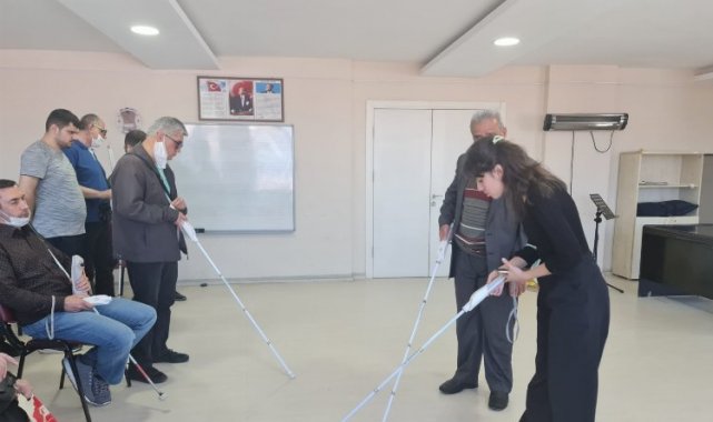 Kocaeli İzmit Belediyesi görme engelli vatandaşlara Dijital Baston Eğitimi verdi