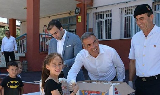 2021-2022 Eğitim ve Öğretim Yılının son haftasında karne sevinci yaşayan öğrenciler Beydağ Belediye Başkanı Feridun Yılmazlar’ın dondurma hediyesi ile mutlu oldular.