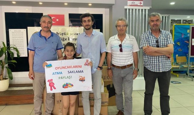 Altın yürekli kız oyuncakları arkadaşları için topladı!