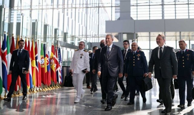 Bakan Akar NATO Karargâhı'nda
