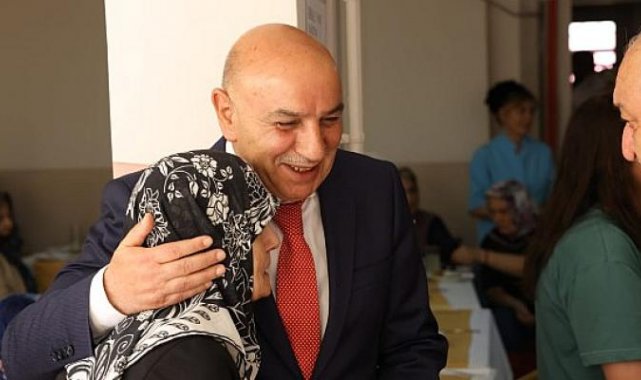 Başkan Altınok Huzurevinde Babalar Günü’nü Kutladı