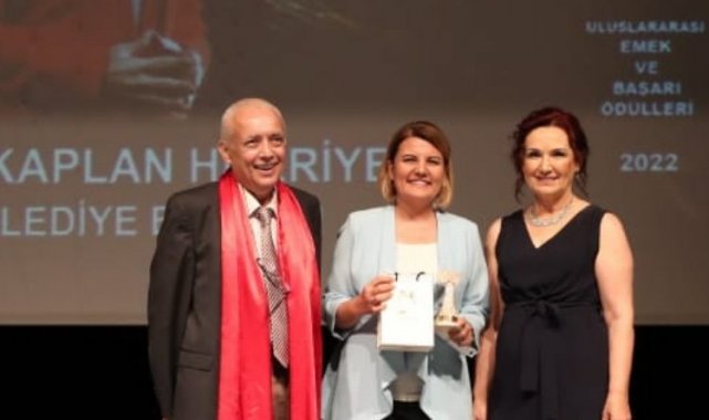 Başkan Hürriyet'e uluslararası sanata katkı ödülü