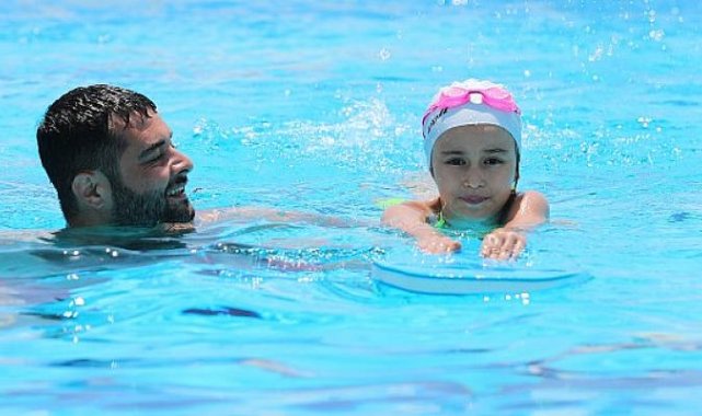 Bayraklı’da yüzme kursu başladı Haydi çocuklar, havuza