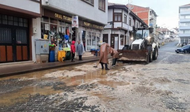 Bilecik Pazaryeri'nde yağış sonrası temizlik ekibi iş başında