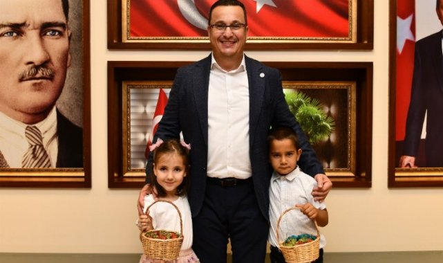 Bursa Mustafakemalpaşa'da ilk çileklerin tadımını birlikte yaptılar