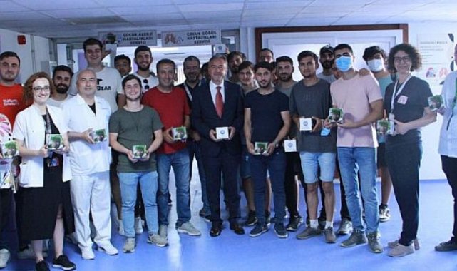 Egeli öğrencilerden tedavi gören çocuklara “Çim Adam” morali