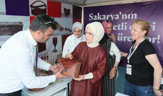 Emine Erdoğan Sakarya'nın el emeklerine hayran kaldı