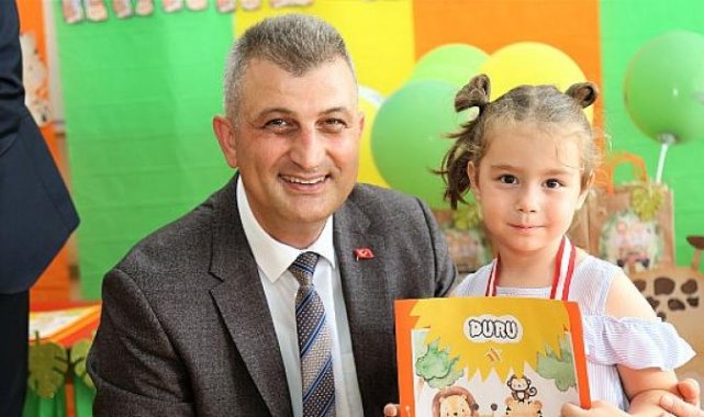 Gölcük Belediye Başkanı Ali Yıldırım Sezer, 2021-2022 eğitim öğretim yılı sonunda öğrencilerin karne heyecanına ortak oldu.