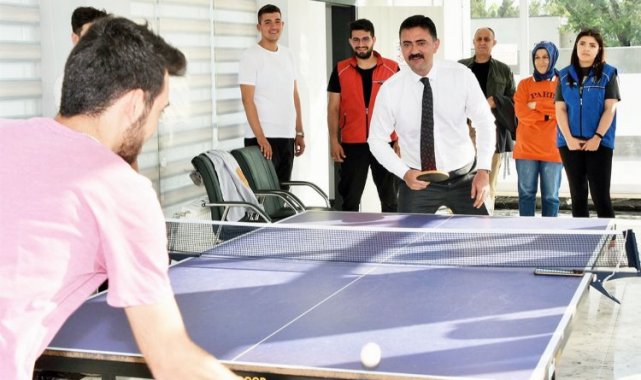 Kırıkkale Valisi öğrencilerle masa tenisi oynadı