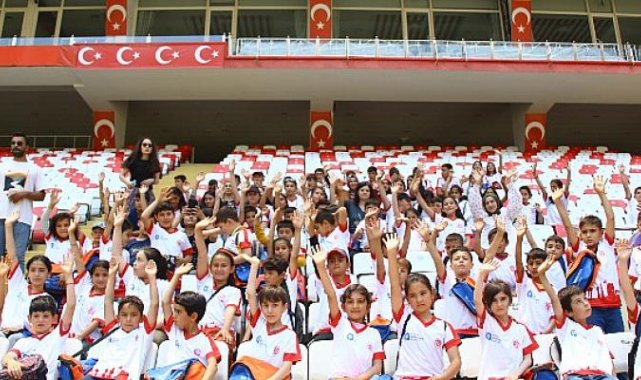 Kırsaldaki gençler Antalya'yı geziyor