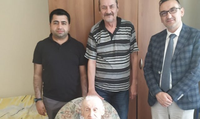 Kocaeli İzmit Belediyesi'nden en yaşlı çınara Babalar Günü kutlaması