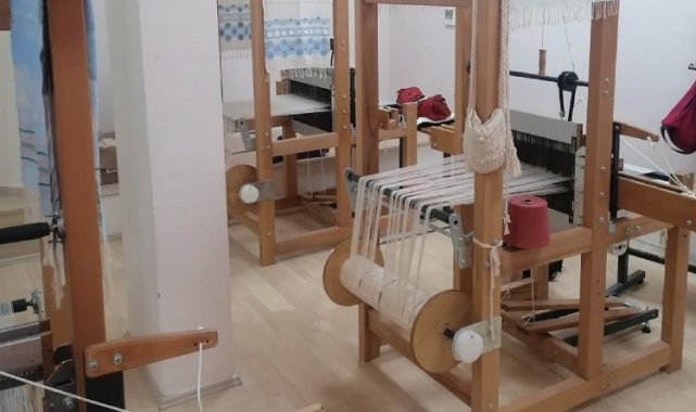 Muğla'nın geleneksel dokumalarına kadın eli