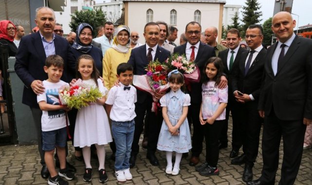 Rizeli öğrenciler karnelerini Vali Çeber'den aldı