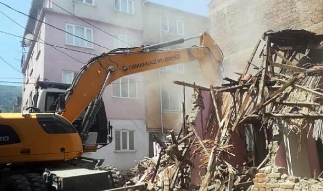 Tehlike arz eden metruk binalar yıkıldı