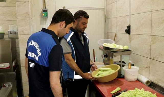 Van Büyükşehir Belediyesi, kentte yeme içme sektöründe hizmet veren işletmeleri denetledi.