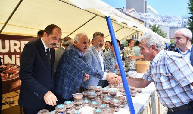 Başkan Zorluoğlu'ndan hemşehrilerine aşure ikramı