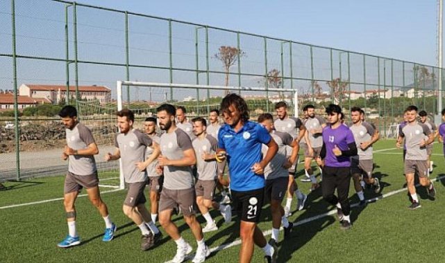 Burhaniye Belediyespor Futbol takımı yeni sezon için top başı yaptı .