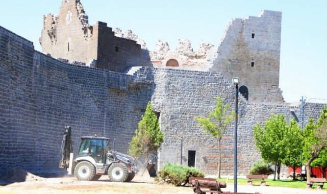 Diyarbakır'ın 'Surlarda Diriliş'i sürüyor... Benusen'de çevre düzenlemesi