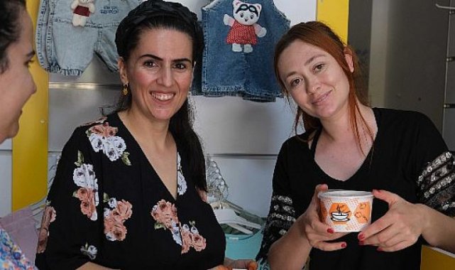 Hanımeli kadınları aşure dağıttı