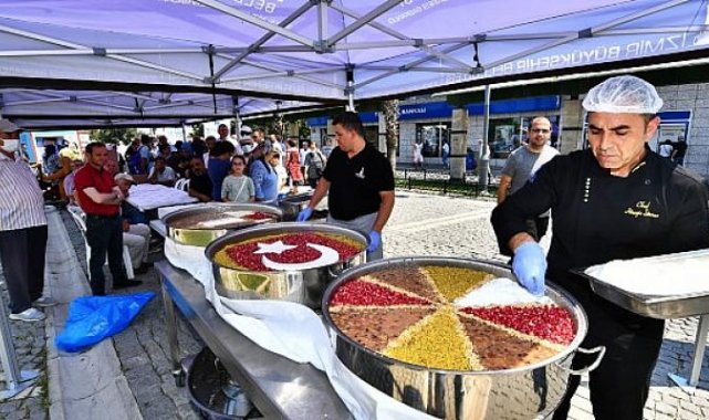 İzmir Büyükşehir Belediyesi aşure bereketini 12 bin kişiyle paylaştı
