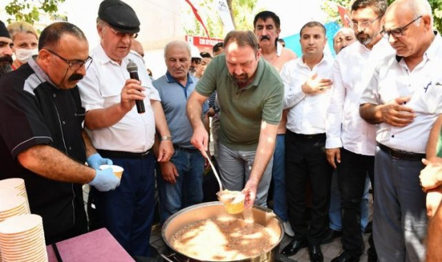 İzmir Çiğli'de aşure lokması ikramı