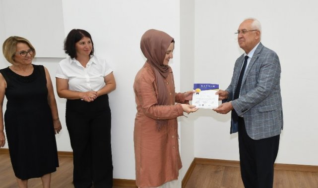 İzmir Karabağlar'da 'Kız Kardeşlerin' belgeleri Başkan'dan