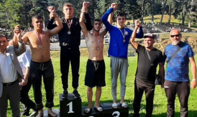 İzmitli güreşçiler Bolu kürsüsünde