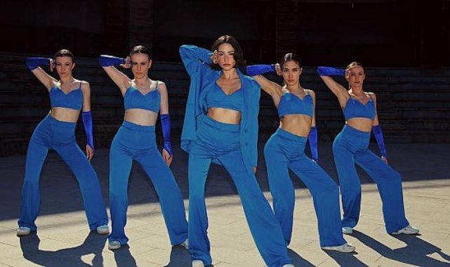 Katerina Ekşioğlu’nun 2022 Yaz Koleksiyonu Zeynep Bastık’ın Ara Klibinde
