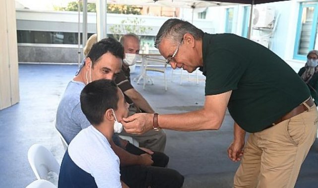 Kemer Belediye Başkanı Necati Topaloğlu, sünnet ettirilen çocukları ve ailelerini hastanede ziyaret etti