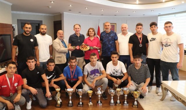 Kocaeli İzmit'in başarılı pehlivanlarından Başkan Hürrriyet'e ziyaret