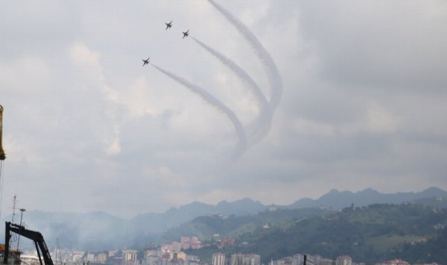 Rize'de Türk Yıldızları büyüledi