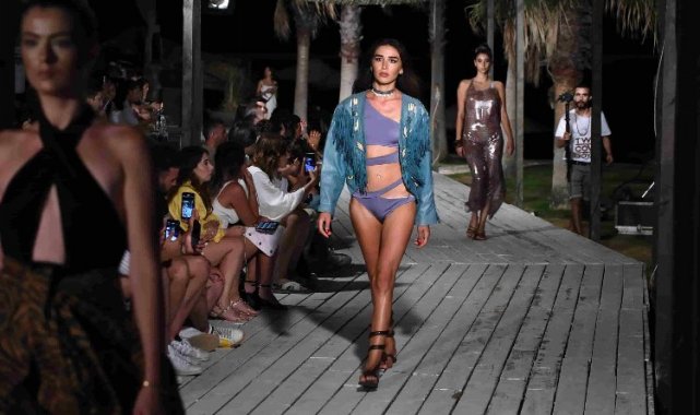 Şebnem Schaefer ve Özge Ulusoy'dan nostaljik beach defilesi