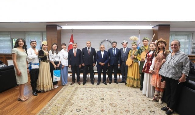 TÜRKSOY heyetine 'Dombra' sürprizi