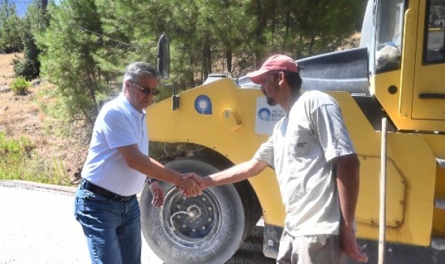 Antalya Büyükşehir Belediyesi ile Kemer Belediyesi iş birliğince Ovacık Mahallesinde asfalt çalışması yapıyor