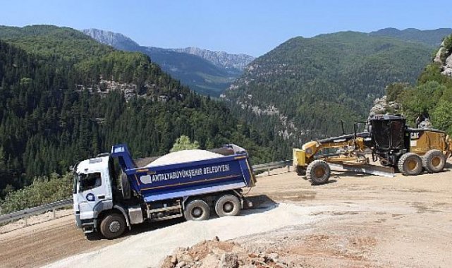 Antalya Büyükşehir’den Altınkaya Mahallesinde asfalt çalışması