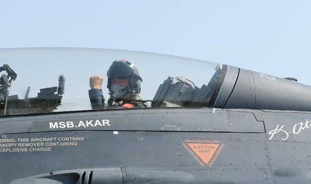 Bakan Akar F-16'nın kokpitinde!