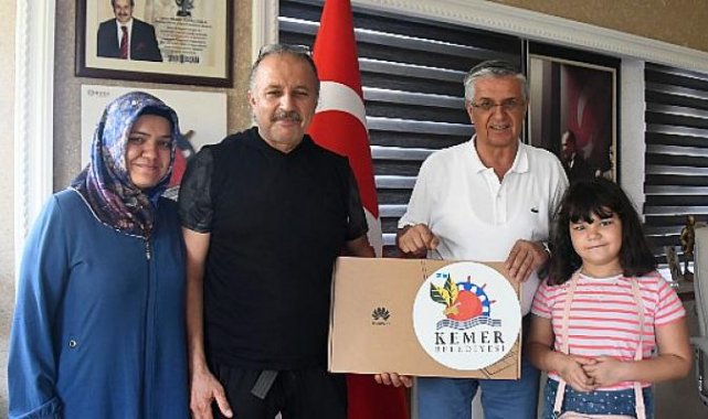 Başkan Topaloğlu’ndan Hacettepe Tarih Öğrencisine Bilgisayar Hediyesi