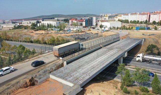 Çayırova Turgut Özal Köprüsü'nde kiriş montajı yapıldı