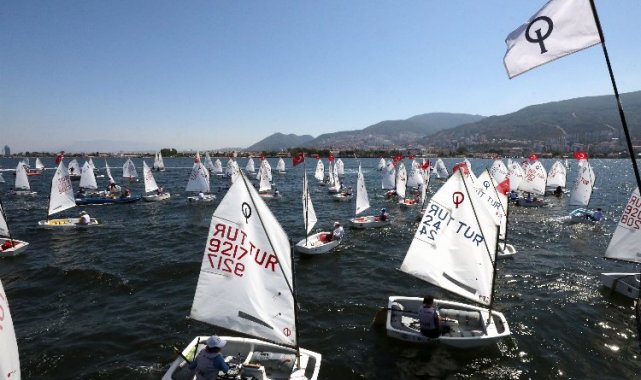 İzmir Körfezi'nde 'Kurtuluş'a yelken açtılar
