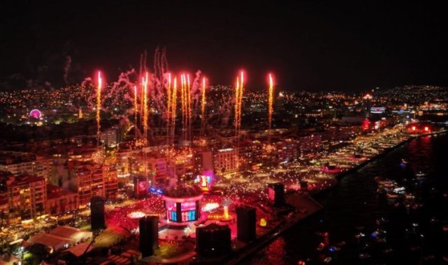 İzmir'in kurtuluşunun 100. yılında tarihi gece