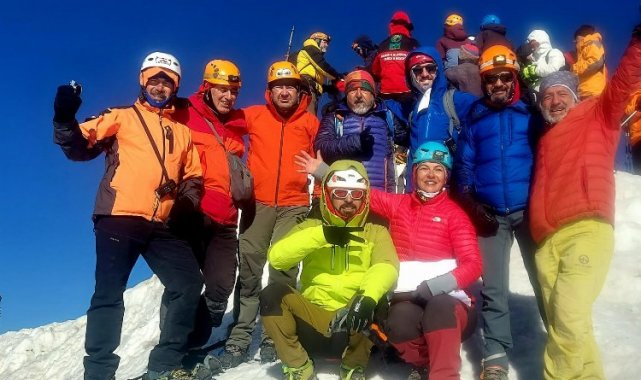 Manisalı dağcılar Ağrı'nın zirvesinde